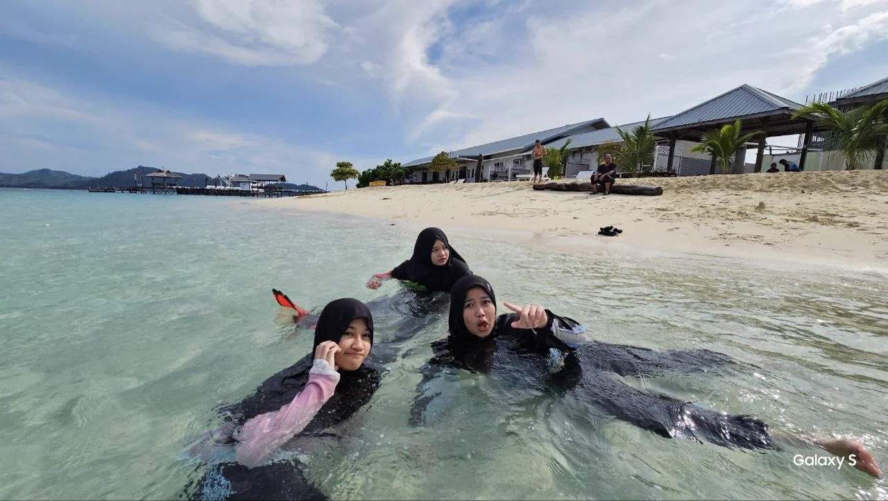 Island hopping Semporna crystal water